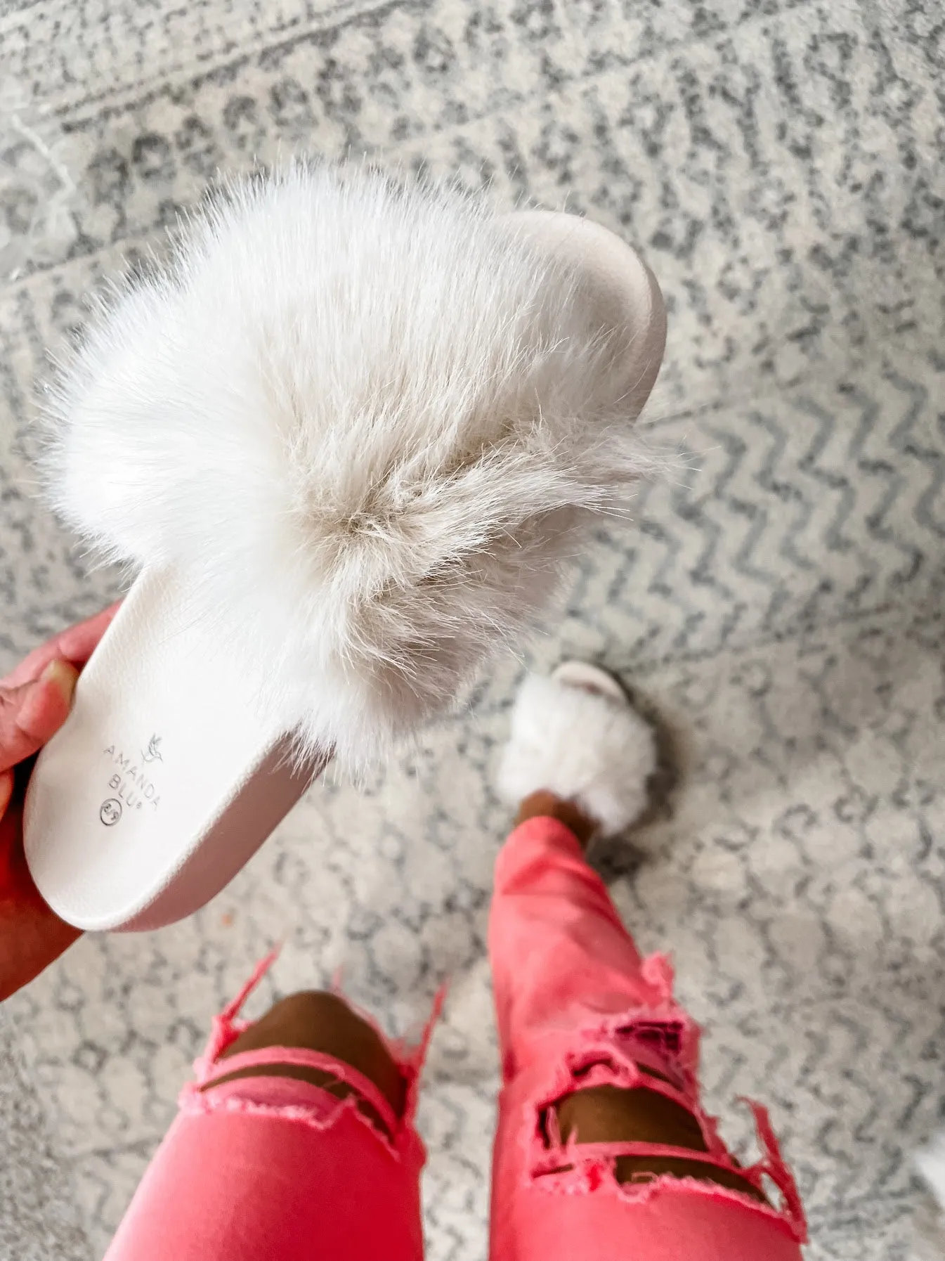 White Furry Slippers (6-11)